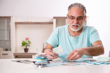 Bütçe planlama konseptinde beyaz sakallı yaşlı adam