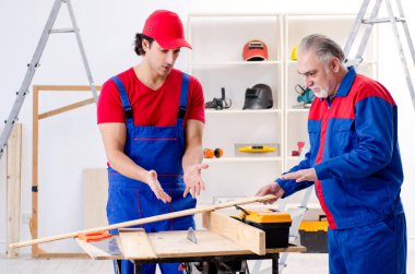 İki profesyonel Müteahhitler evde parke döşeme