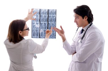 Klinikte çalışan iki doktor.