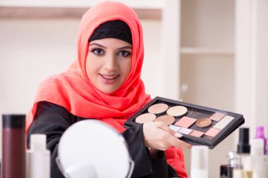 Makyaj yapan tesettürlü güzel kadın