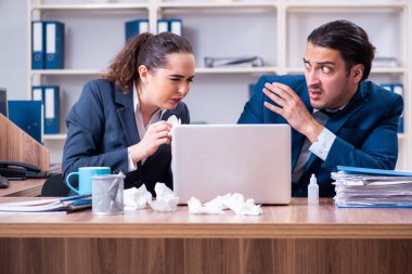 İki çalışan işyerinde acı çekiyor