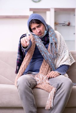 Genç adam evde acı çekiyor.