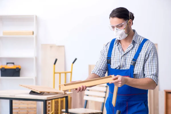 Jonge mannelijke timmerman die binnen werkt — Stockfoto