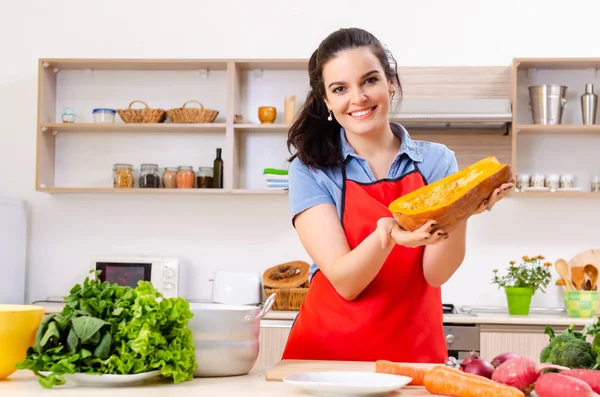 Giovane donna con verdure in cucina — Foto Stock