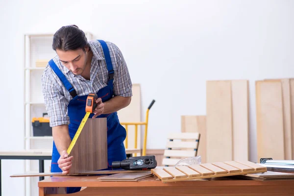 Joven carpintero masculino trabajando en interiores —  Fotos de Stock