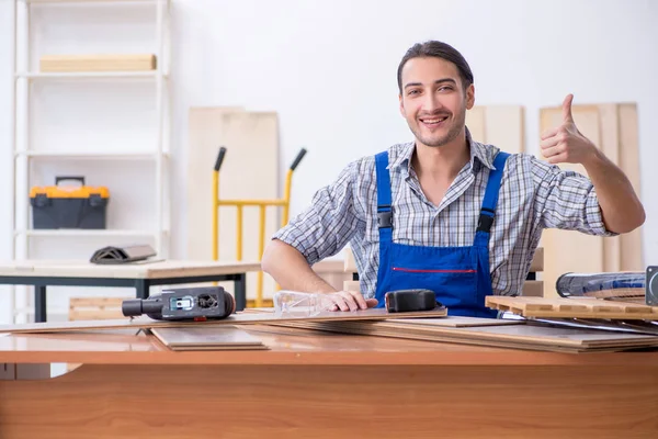 Joven carpintero masculino trabajando en interiores —  Fotos de Stock