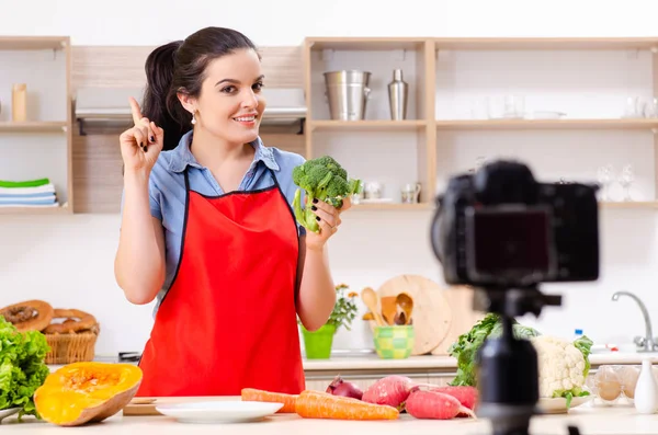 Vídeo de grabación vegetariana femenina joven para su blog — Foto de Stock