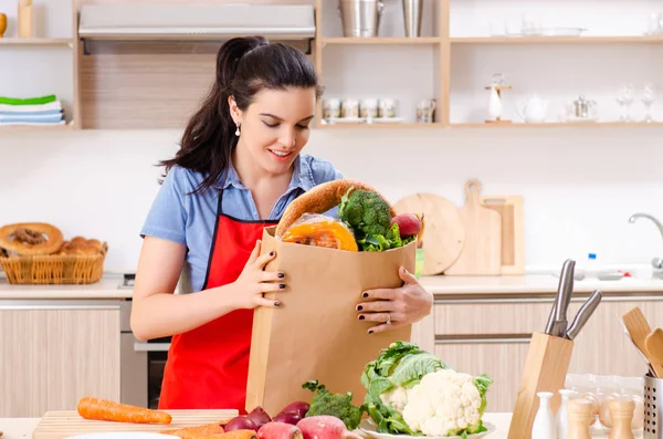 Junge Frau mit Gemüse in der Küche — Stockfoto