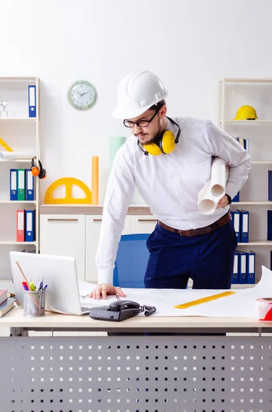 Jovem arquiteto masculino que trabalha no escritório — Fotografia de Stock