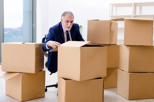 Verouderde zakenman verhuist naar nieuwe werkplek — Stockfoto