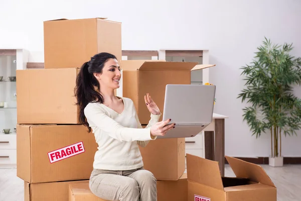 Junge Frau zieht in neue Wohnung — Stockfoto