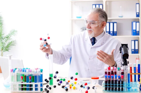 Oude mannelijke chemicus werkt in het lab. — Stockfoto