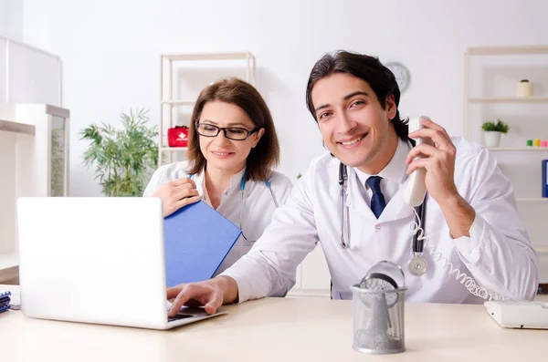 Två läkare som arbetar på kliniken — Stockfoto