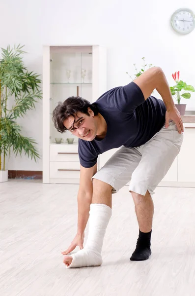 Πόδι τραυματισμένος νεαρός άνδρας που υποφέρει στο σπίτι — Φωτογραφία Αρχείου