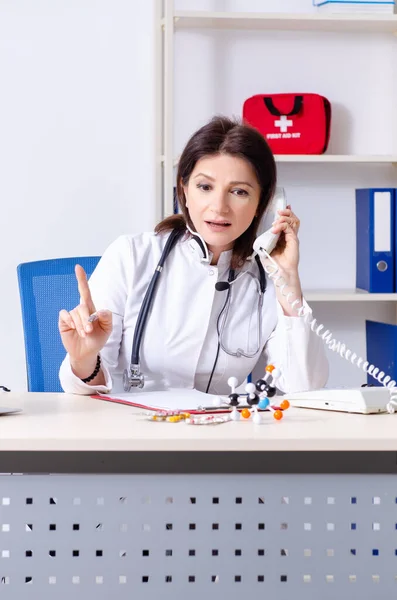 Médica de meia-idade no conceito de telemedicina — Fotografia de Stock