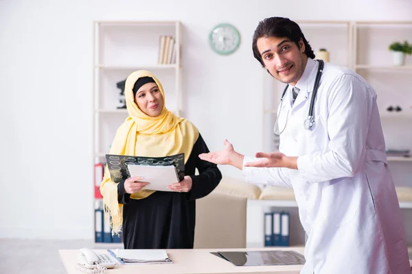 Arabische Patientin besucht männlichen Arzt — Stockfoto