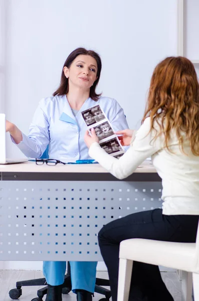 Ung, gravid kvinne på besøk erfaren lege gynekolog – stockfoto