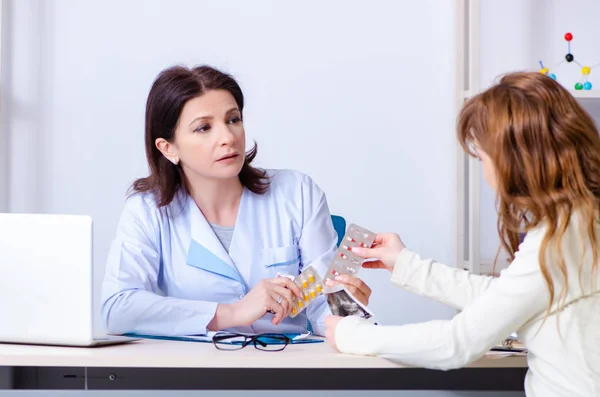 Молодая беременная женщина посещает опытного врача-гинеколога — стоковое фото