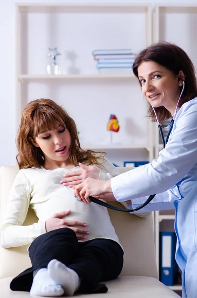 Jonge zwangere vrouw op bezoek bij ervaren gynaecoloog — Stockfoto
