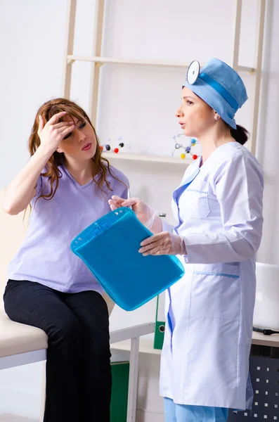 Mujer joven visitando a doctora otorrinolaringóloga —  Fotos de Stock