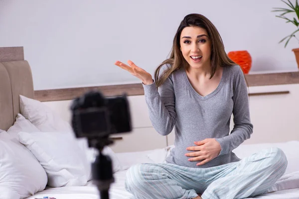 妊娠中の女性レコーディングビデオのために彼女のブログ — ストック写真