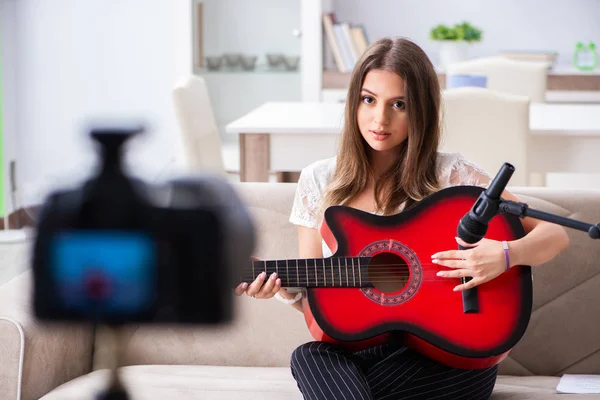 Vrouwelijke mooie blogger spelen gitaar — Stockfoto