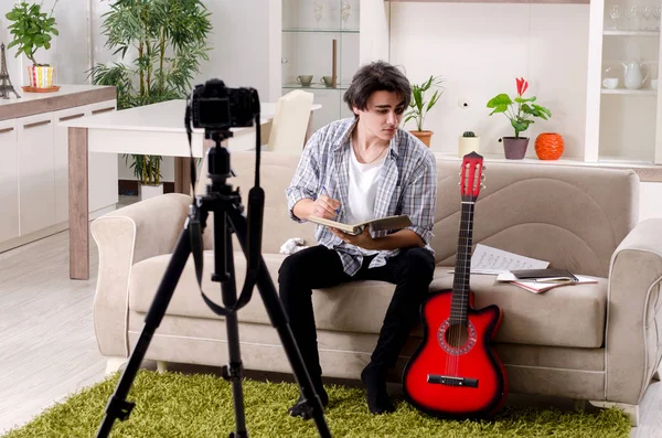 Jovem guitarrista gravação de vídeo para o seu blog — Fotografia de Stock
