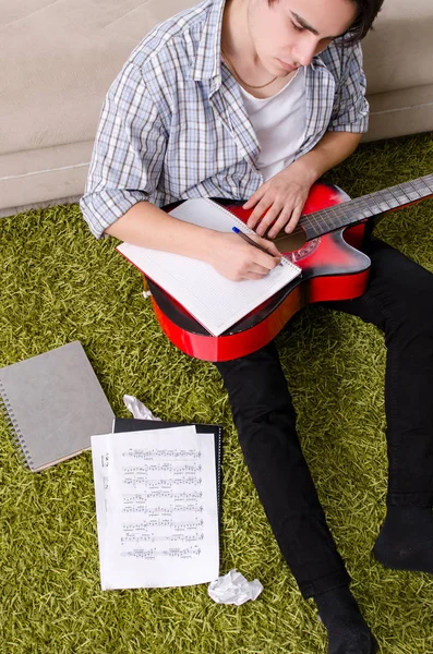 Joven con guitarra en casa — Foto de Stock