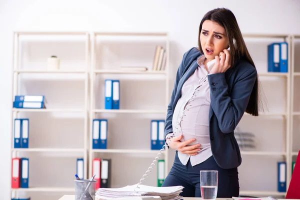 Ung gravid kvinna som arbetar på kontoret — Stockfoto