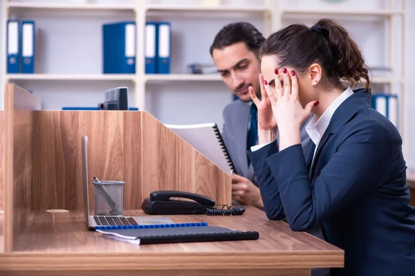 Deux employés travaillant dans le bureau — Photo