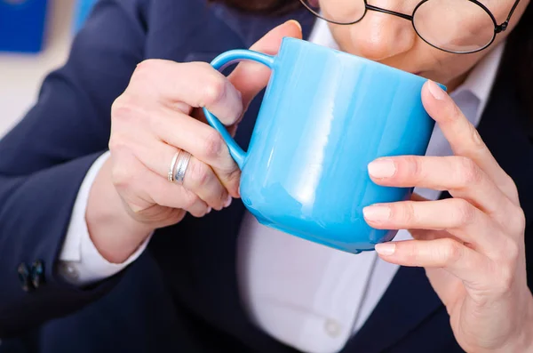 Donna d'affari di mezza età infelice con un lavoro eccessivo — Foto Stock