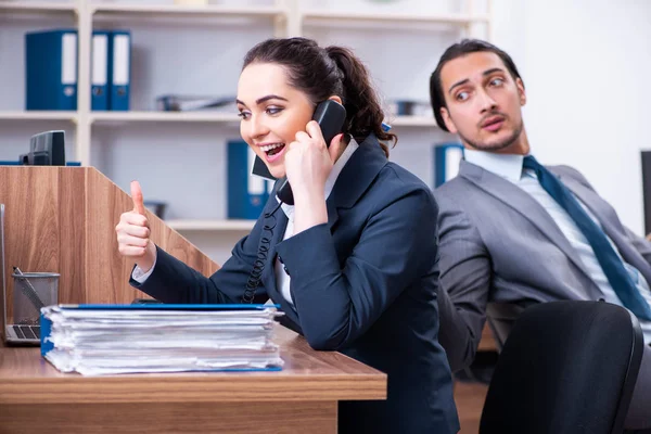 Two employees working in the office — Stock Photo, Image