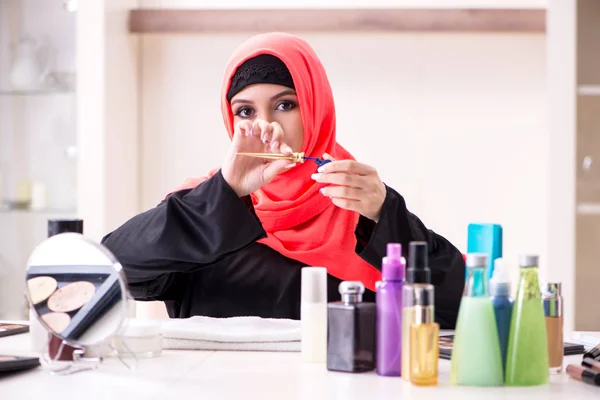 Vacker kvinna i hijab tillämpa make-up — Stockfoto