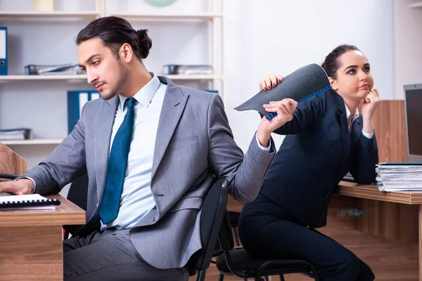 Due dipendenti che lavorano in ufficio — Foto Stock