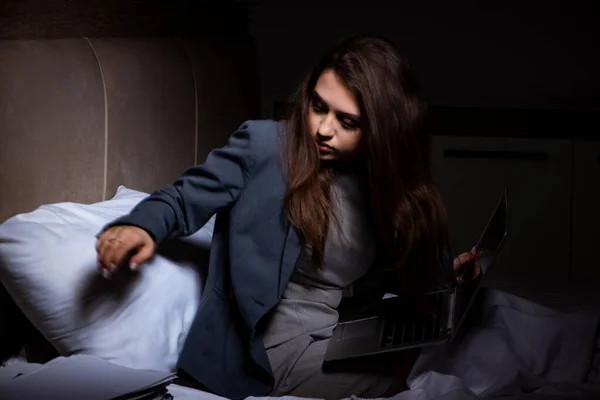 Mujer de negocios cansada trabajando horas extras en casa por la noche —  Fotos de Stock