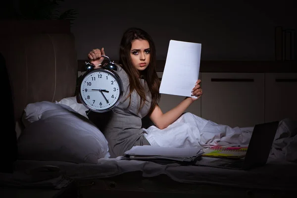 Yorgun iş kadını gece fazla mesai yapıyor. — Stok fotoğraf
