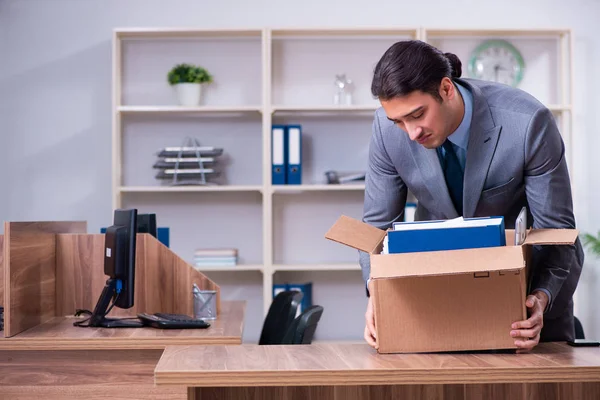 Junger männlicher Mitarbeiter wird entlassen — Stockfoto