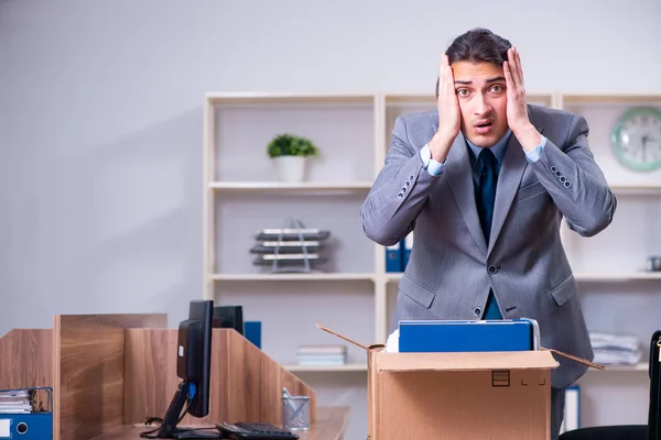 Jovem empregado masculino sendo demitido de seu trabalho — Fotografia de Stock