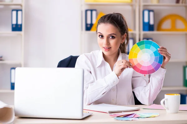 Mujer hermosa diseñadora trabajando en la oficina — Foto de Stock