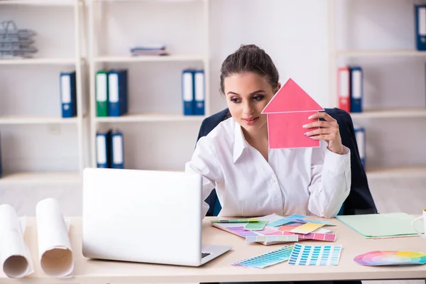 Schöne Designerin arbeitet im Büro — Stockfoto