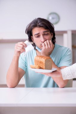 Genç adam alerjiden muzdarip.