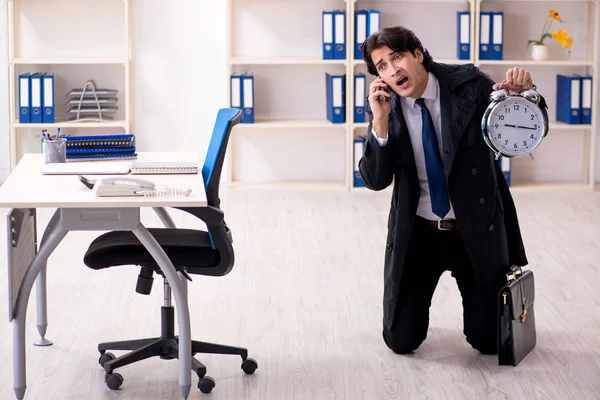 時間管理の概念でオフィスの若い男性従業員 — ストック写真