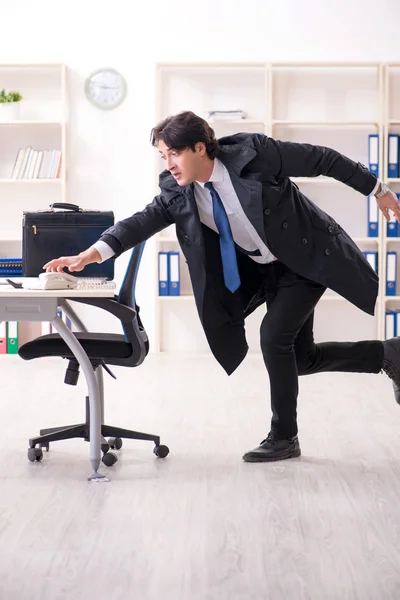 時間管理の概念でオフィスの若い男性従業員 — ストック写真