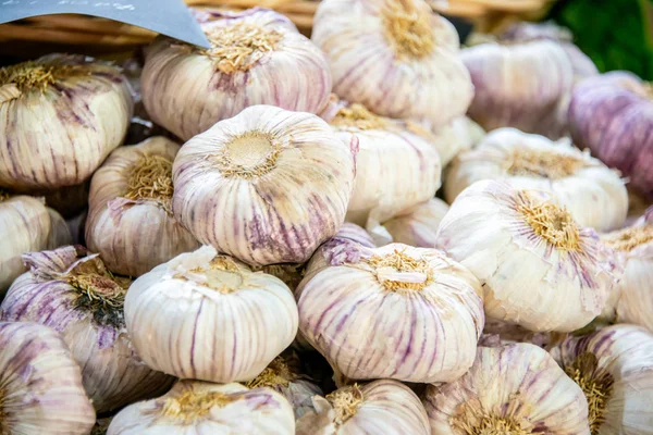 Ajo en el puesto de exhibición del mercado — Foto de Stock