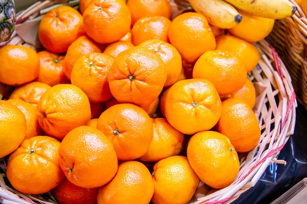 Citrusvruchten op de markt display kraam — Stockfoto