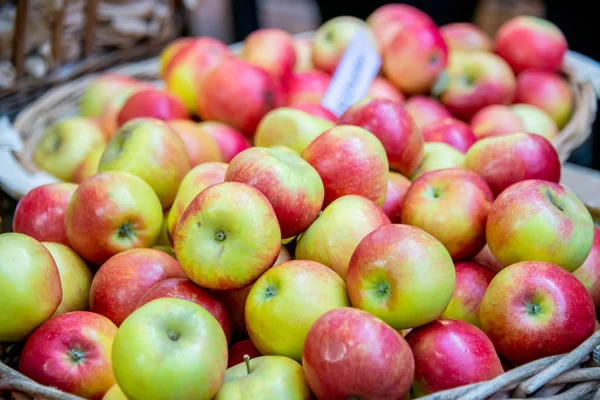 Apples at the market display stall — Stock Photo, Image