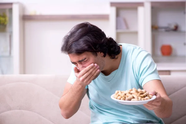 Молодий чоловік страждає від алергії — стокове фото