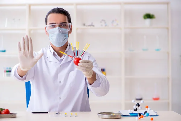 Experto en nutrición masculina probando productos alimenticios en laboratorio —  Fotos de Stock