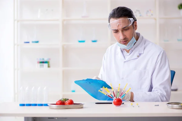 Experto en nutrición masculina probando productos alimenticios en laboratorio —  Fotos de Stock