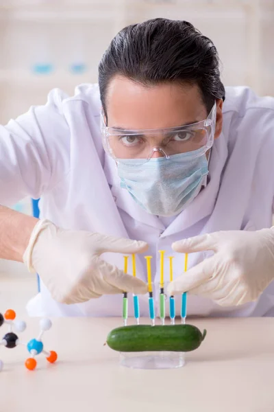 Experto en nutrición masculina probando productos alimenticios en laboratorio —  Fotos de Stock